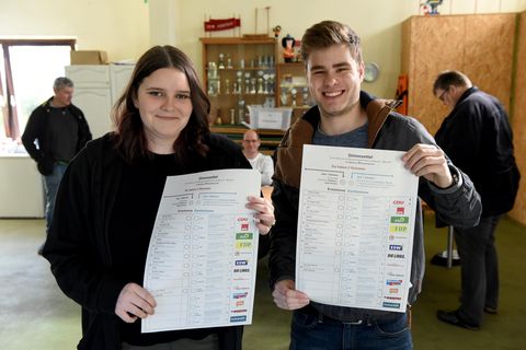 Jungwähler bei Stimmabgabe in Schleswig-Holstein