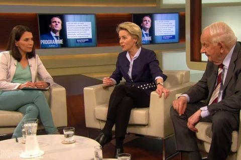 Anne Will, Verteidigungsministerin Ursula von der Leyen und Publizist Alfred Grosser sitzen in der Talksendung "Anne Will".