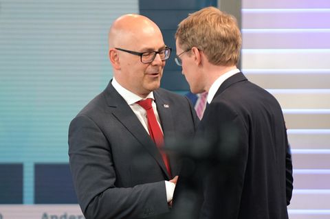 Ex-Ministerpräsident Torsten Albig von der SPD gratuliert Daniel Günther zum CDU-Wahlsieg in Schleswig-Holstein
