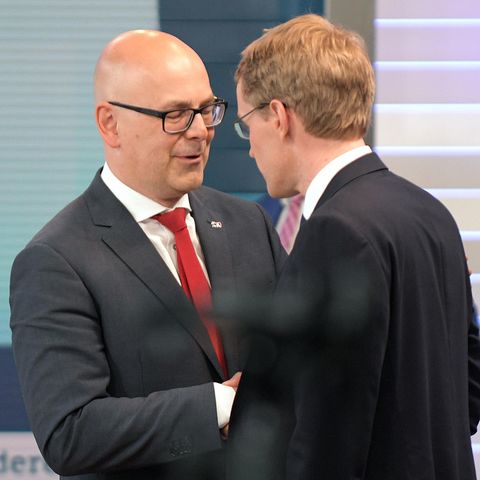 Ex-Ministerpräsident Torsten Albig von der SPD gratuliert Daniel Günther zum CDU-Wahlsieg in Schleswig-Holstein