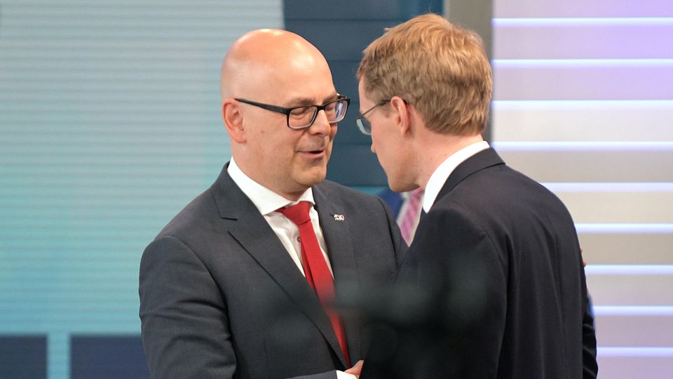Ex-Ministerpräsident Torsten Albig von der SPD gratuliert Daniel Günther zum CDU-Wahlsieg in Schleswig-Holstein