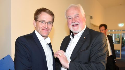 Der frühere Ministerpräsident Peter Harry Carstensen (r.) mit seinem möglichen Nachfolger Daniel Günther am Wahlabend