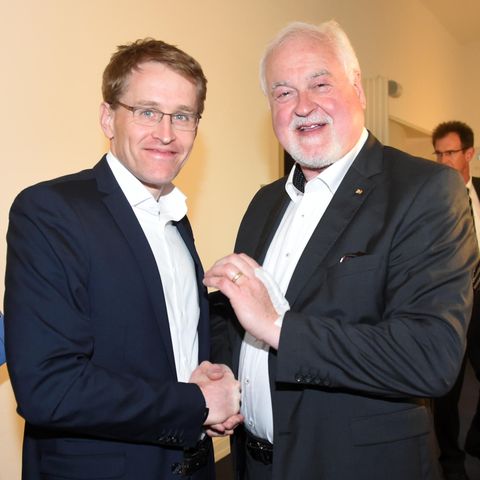 Der frühere Ministerpräsident Peter Harry Carstensen (r.) mit seinem möglichen Nachfolger Daniel Günther am Wahlabend
