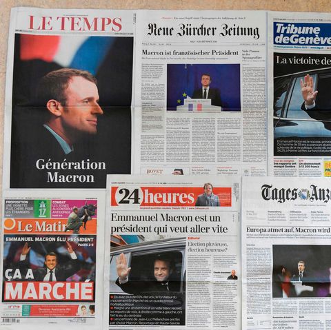 Sechs schweizer Zeitungen liegen nebeneinander. Auf allen ist der Wahlsieg von Emmanuel Macron das Titelthema
