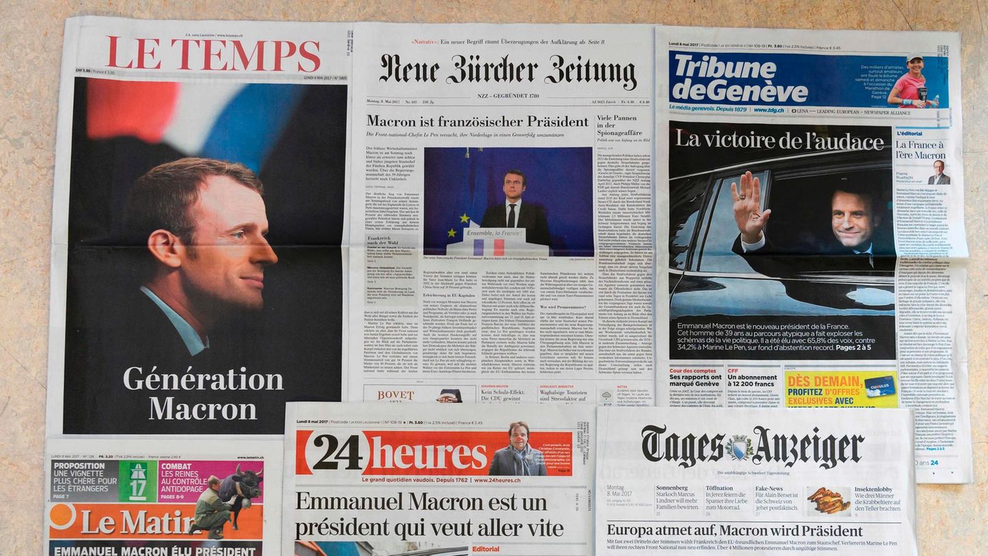 Sechs schweizer Zeitungen liegen nebeneinander. Auf allen ist der Wahlsieg von Emmanuel Macron das Titelthema
