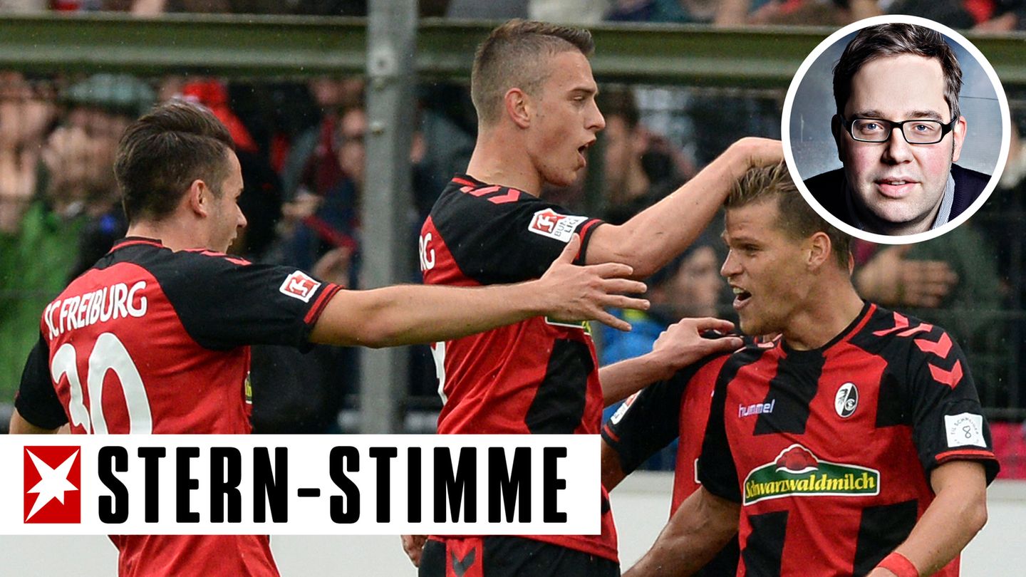 Drei Spieler des SC Freiburg jubeln über ein Tor von Florian Niederlechner gegen den FC Schalke 04