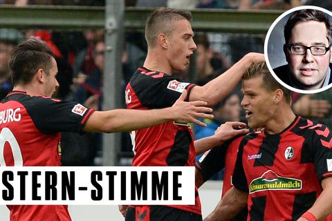 Drei Spieler des SC Freiburg jubeln über ein Tor von Florian Niederlechner gegen den FC Schalke 04