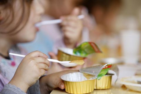 Schüler essen in einer Schulkantine