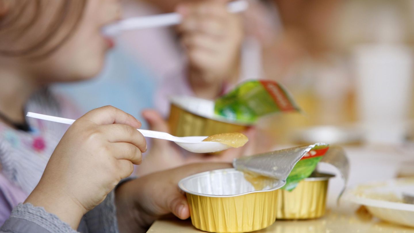 Schüler essen in einer Schulkantine