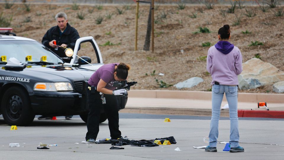 Auf dem Parkplatz der Torrey Pines High School in San Diego, US-Bundesstaat Kalifornien, sichern Polizisten Spuren, nachdem ein 15-Jähriger dort erschossen wurde