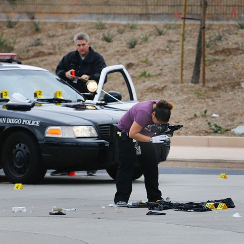Auf dem Parkplatz der Torrey Pines High School in San Diego, US-Bundesstaat Kalifornien, sichern Polizisten Spuren, nachdem ein 15-Jähriger dort erschossen wurde