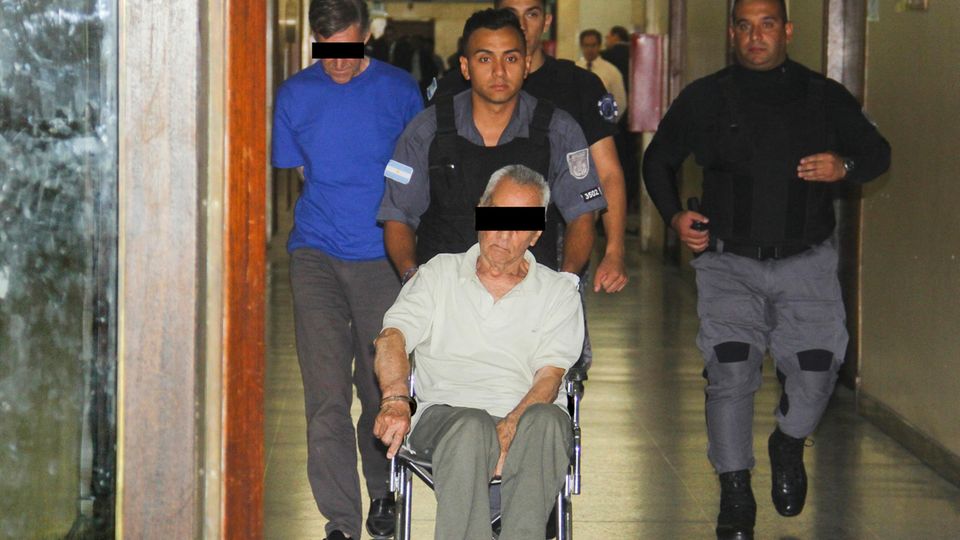 Nicola Corradi und Horacio Corbacho Die Priester und Polizisten auf dem Weg ins Gericht