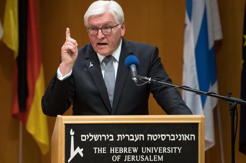 Bundespräsident Frank-Walt Steinmeier hebt den Zeigefinger am Rednerpult der Universität Jerusalem in Israel