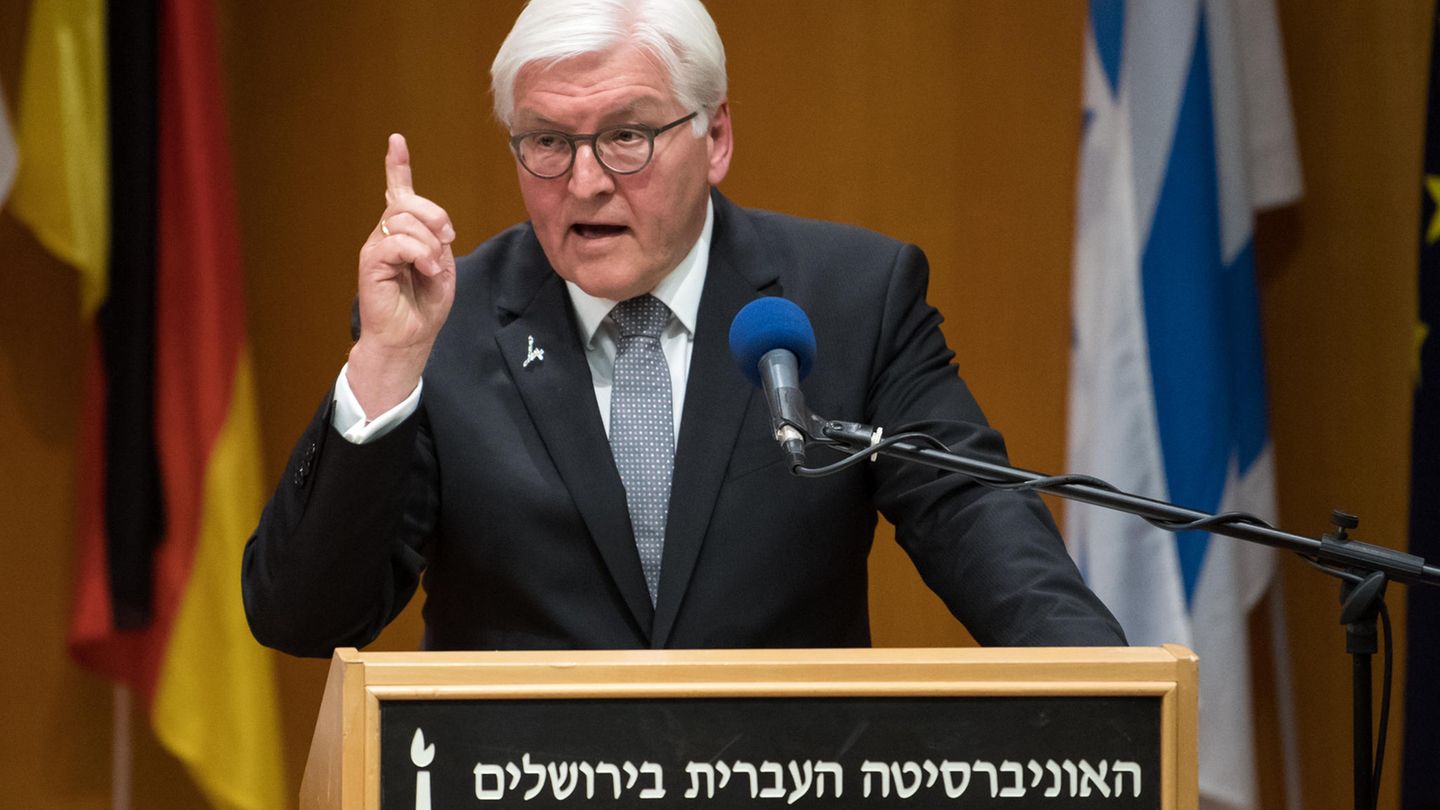Bundespräsident Frank-Walt Steinmeier hebt den Zeigefinger am Rednerpult der Universität Jerusalem in Israel