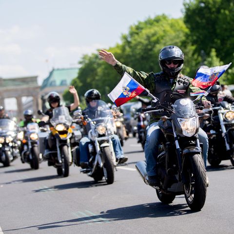 Mitglieder des russischen Motorradclubs "Nachtwölfe" fahren am 9. Mai 2016 durch Berlin