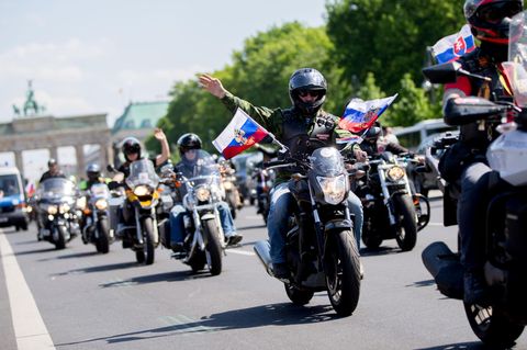 Mitglieder des russischen Motorradclubs "Nachtwölfe" fahren am 9. Mai 2016 durch Berlin