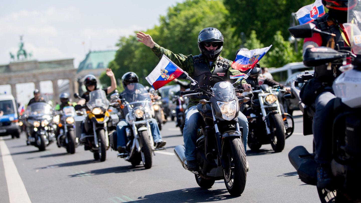 Mitglieder des russischen Motorradclubs "Nachtwölfe" fahren am 9. Mai 2016 durch Berlin