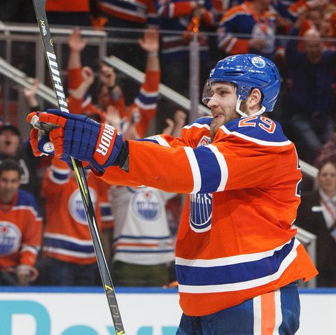 Eishockeyspieler Leon Draisaitl bejubelt seinen Treffer für die Edmonton Oilers