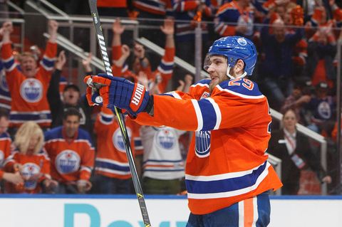Eishockeyspieler Leon Draisaitl bejubelt seinen Treffer für die Edmonton Oilers
