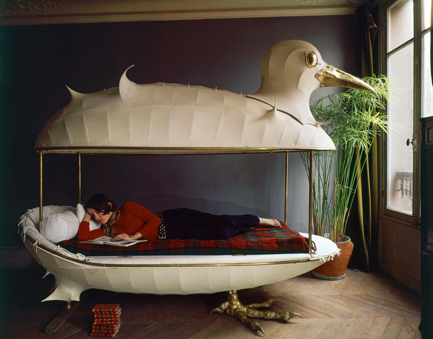 Inside Utopia - Visionary Interiors and Futuristic Homes Ganz anders der zehn Jahre später entstandene Entwurf des französischen Designers Francois-Xavier Lalanne. Sein barock anmutendes Bett in Form einer gigantischen Möwe wäre in der kühlen kalifornischen Architektur fehl am Platz.