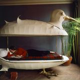 Ganz anders der zehn Jahre später entstandene Entwurf des französischen Designers Francois-Xavier Lalanne. Sein barock anmutendes Bett in Form einer gigantischen Möwe wäre in der kühlen kalifornischen Architektur fehl am Platz.