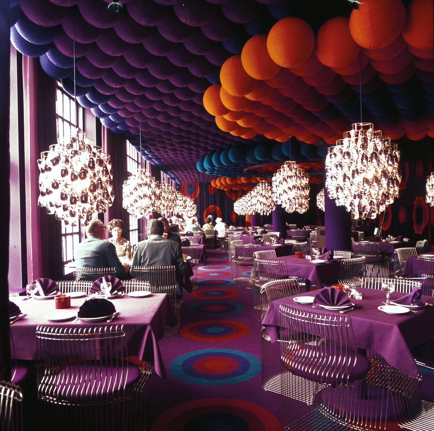 Inside Utopia - Visionary Interiors and Futuristic Homes Die Entwürfe des Dänen Verner Panton sind bis heute populär. Er gilt als einer der einflussreichsten Möbeldesigner und Innenarchitekten des 20. Jahrhunderts. Panton entwarf auch die Kantine des Hamburger Magazins "Der Spiegel".
