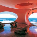 Der spanische Maler und Architekt César Manrique prägte mit seinen Entwürfen maßgeblich das Bild der Kanareninsel Lanzarote. Manrique bemühte sich in seinen Werken, die natürliche Umgebung wie Felsen und erstarrte Lavaströme in den harmonischen Wohn- und Lebensraum zu integrieren.