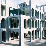 Ganz aus der Zeit gefallen scheint das 1969 vollendete Labyrinth Home des katalanischen Bildhauers Xavier Corberó, dessen Werke sichtbar von M. C. Escher beeinflusst sind.