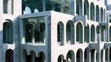 Ganz aus der Zeit gefallen scheint das 1969 vollendete Labyrinth Home des katalanischen Bildhauers Xavier Corberó, dessen Werke sichtbar von M. C. Escher beeinflusst sind.
