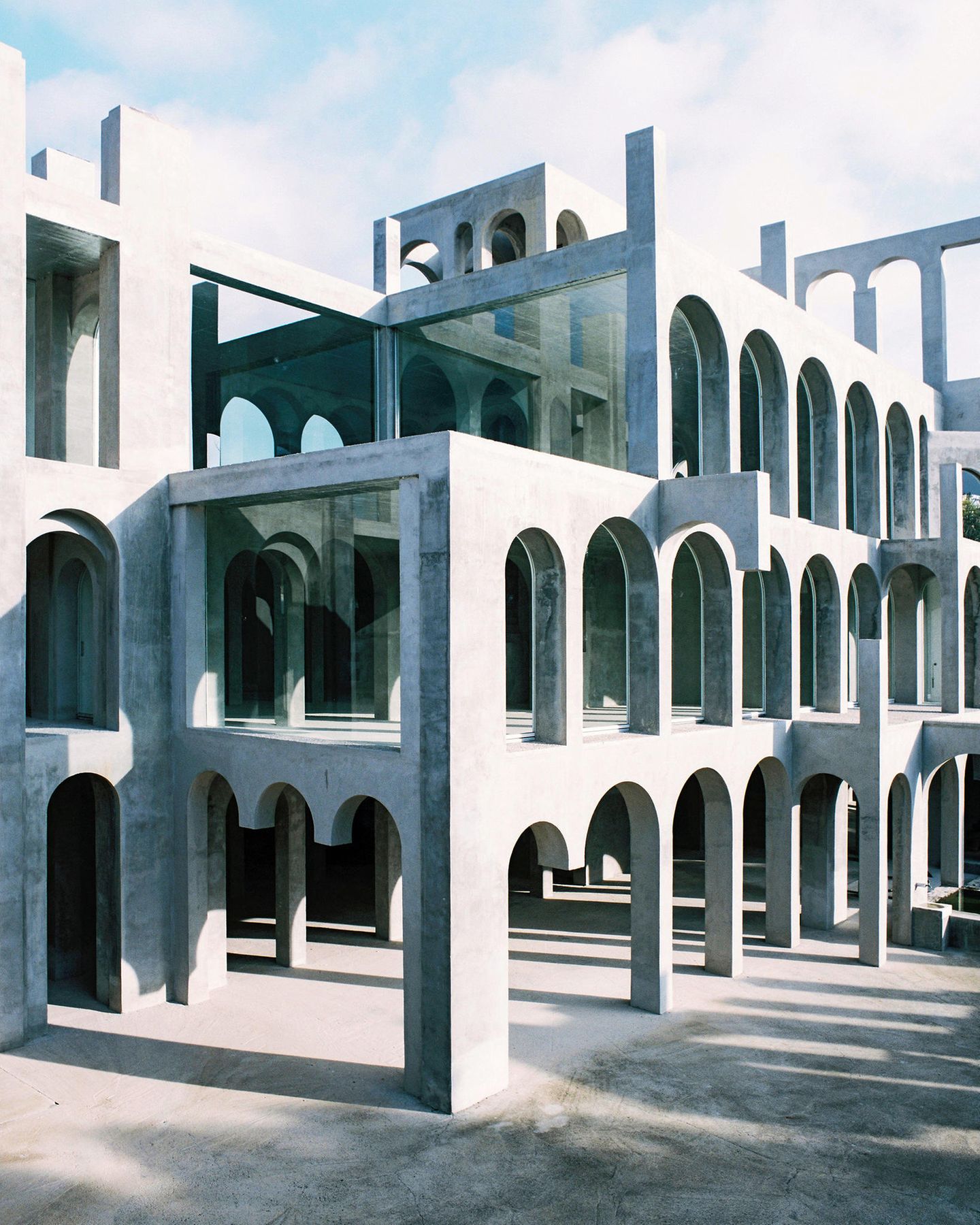 Ganz aus der Zeit gefallen scheint das 1969 vollendete Labyrinth Home des katalanischen Bildhauers Xavier Corberó, dessen Werke sichtbar von M. C. Escher beeinflusst sind.