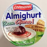 "Amarenakirschen" sind eigentlich Sauerkirschen, die in einem Sirup aus Zucker, Bittermandelöl und Vanille eingelegt sind. Der Almighurt Buon Giorno vom "Typ Amarena-Kirsche" enthält lediglich ganz normale Kirschen - und auch das umgerechnet nur rund zehn Prozent (52 Prozent von 20 Prozent). 