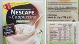 Gleich zwei Typen auf einem Etikett: Nescafé "Typ Cappuccino", "Typ Hazelnut". Statt Haselnüssen gibt’s Aroma, das wahrscheinlich nicht einmal aus Haselnüssen gewonnen wurde, sonst wäre "natürliches Haselnussaroma" angegeben.