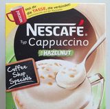 Gleich zwei Typen auf einem Etikett: Nescafé "Typ Cappuccino", "Typ Hazelnut". Statt Haselnüssen gibt’s Aroma, das wahrscheinlich nicht einmal aus Haselnüssen gewonnen wurde, sonst wäre "natürliches Haselnussaroma" angegeben.