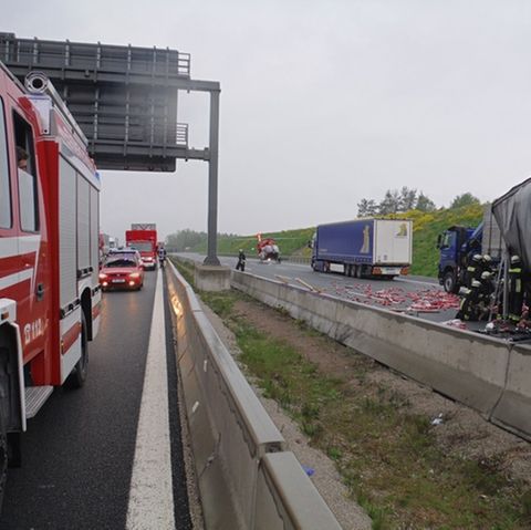 Unfall auf der A6 bei Schwabach - ein Lkw hat seine Ladung Getränkedosen verloren