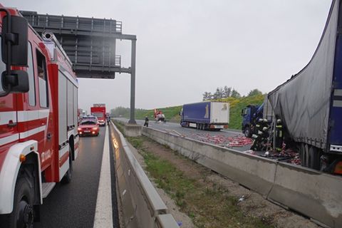 Unfall auf der A6 bei Schwabach - ein Lkw hat seine Ladung Getränkedosen verloren