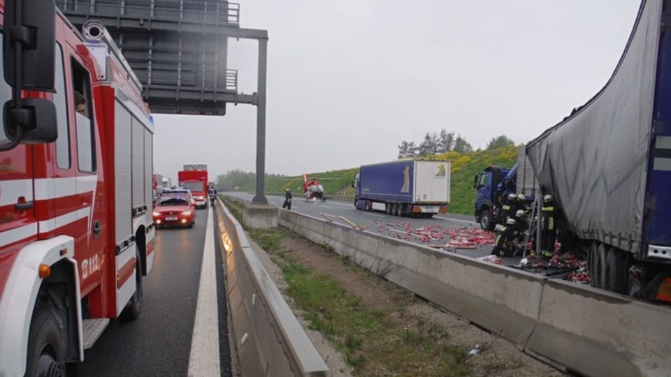 Unfall auf der A6 bei Schwabach - ein Lkw hat seine Ladung Getränkedosen verloren
