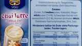 Eine Vanilleblüte und Zimtschoten schmücken das Schaubild des Chai Latte "Typ Vanille-Zimt". Etwas Zimt ist auch enthalten, von Vanille ist dagegen nicht die Rede. Da statt "natürlichem Vanillearoma" lediglich "Aromen" genannt sind, kommen diese wahrscheinlich aus dem Labor.