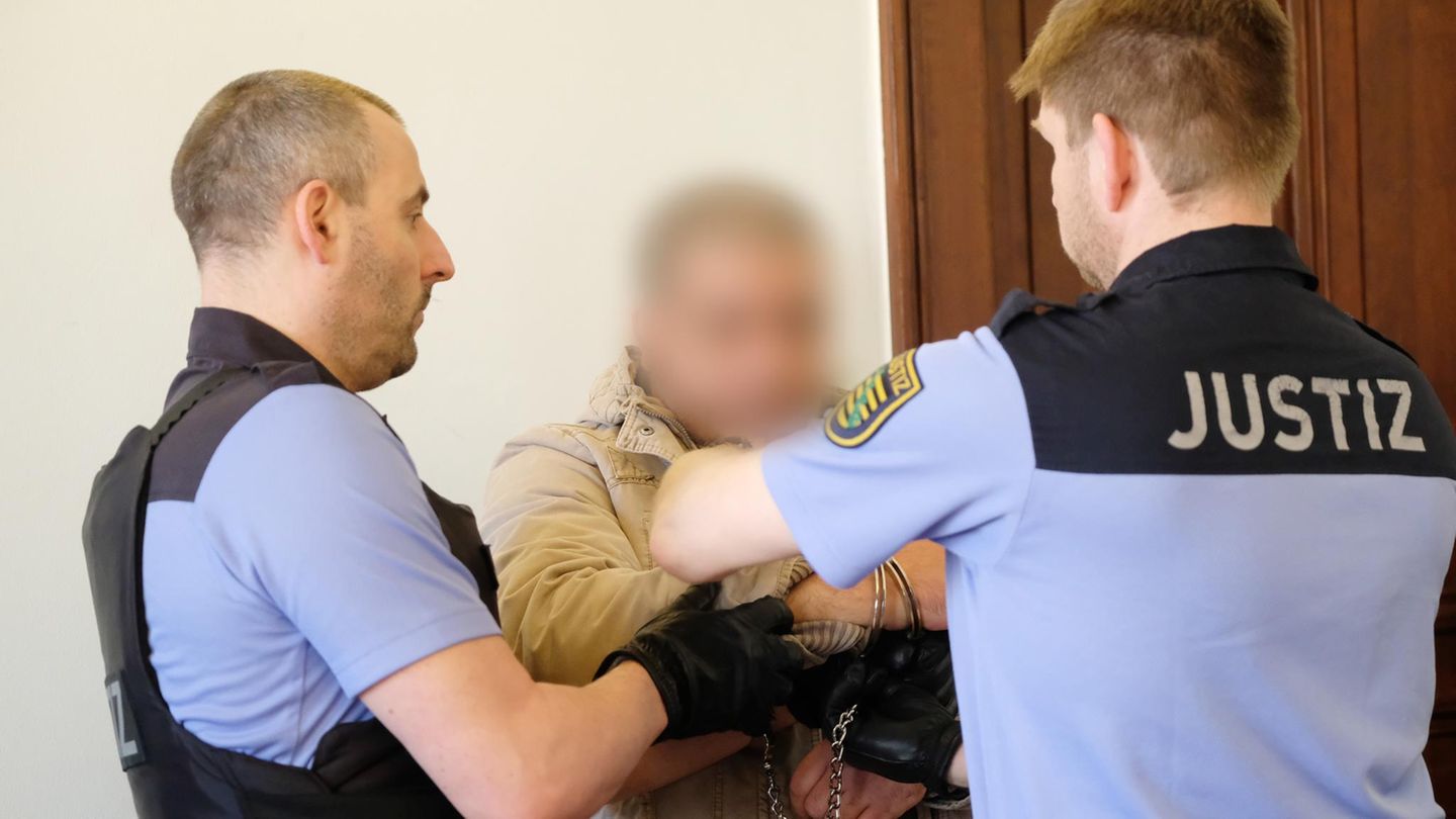 Der Angeklagte 37-Jährige wird beim Prozess in Leipzig in Handschellen vor Gericht geführt.