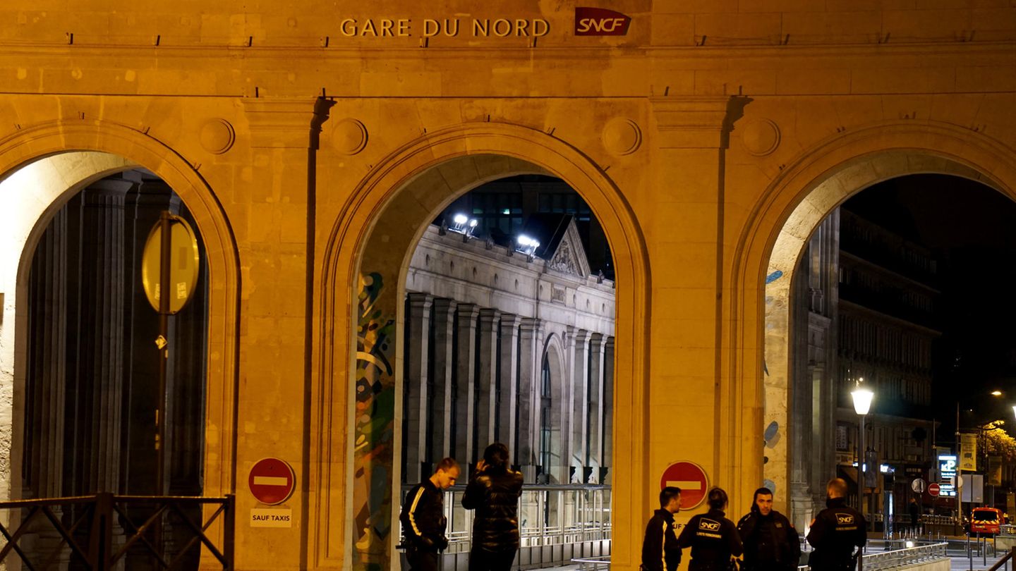 Polizisten stehen am Nordbahnhof in Paris
