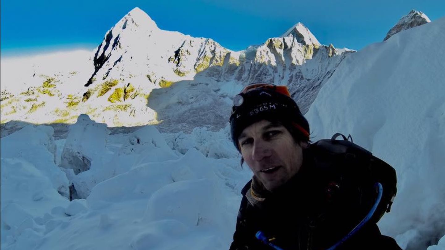 Mount Everest Bergsteiger Versteckt Sich Auf 6000 Metern Hohe In Hohle Stern De