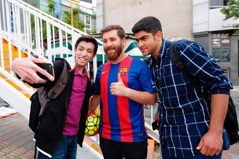 Messi-Double Reza Parastesh posiert gemeinsam mit Fans für ein Selfie