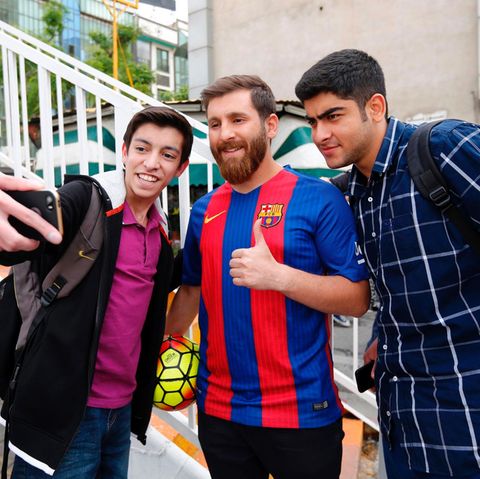 Messi-Double Reza Parastesh posiert gemeinsam mit Fans für ein Selfie