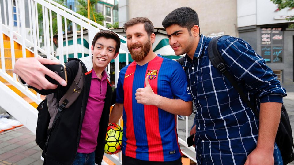 Messi-Double Reza Parastesh posiert gemeinsam mit Fans für ein Selfie