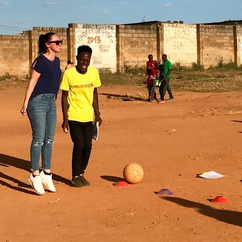 Kebekus beim Projekt Grassroots Soccer in Sambia.
