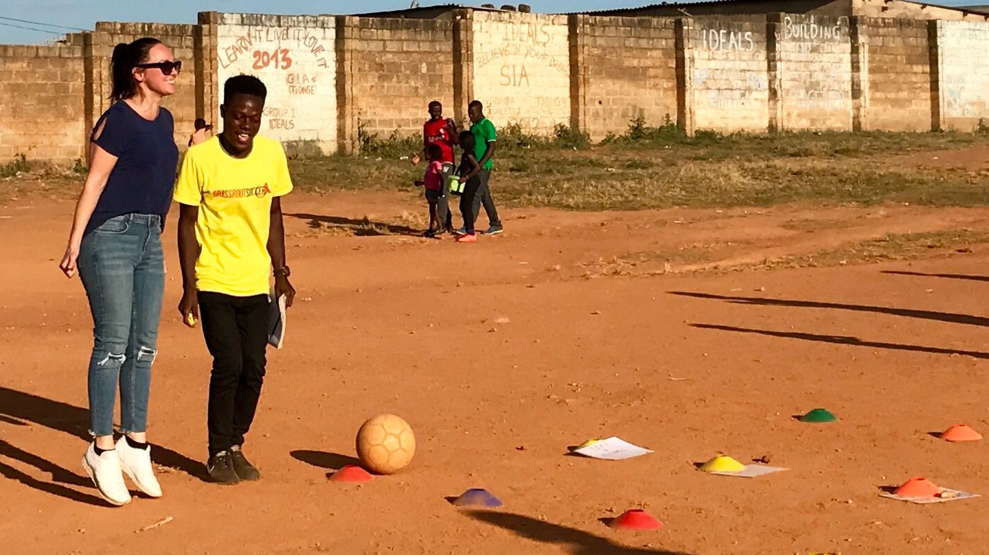 Kebekus beim Projekt Grassroots Soccer in Sambia.