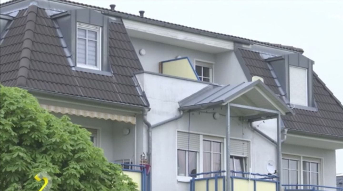 Ein durch eine spanische Wand geteilter Balkon
