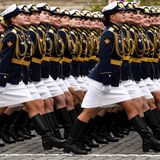 Als besonderer Hingucker marschieren auch in diesem Jahr Offiziersschülerinnen auf. In der russischen Armee gelten aber nach wie vor festgefahrene Geschlechterrollen. Frauen dienen zum größten Teil als Übersetzerinnen, Logistik- oder Finanz-Spezialistinnen.