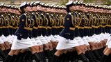 Als besonderer Hingucker marschieren auch in diesem Jahr Offiziersschülerinnen auf. In der russischen Armee gelten aber nach wie vor festgefahrene Geschlechterrollen. Frauen dienen zum größten Teil als Übersetzerinnen, Logistik- oder Finanz-Spezialistinnen.