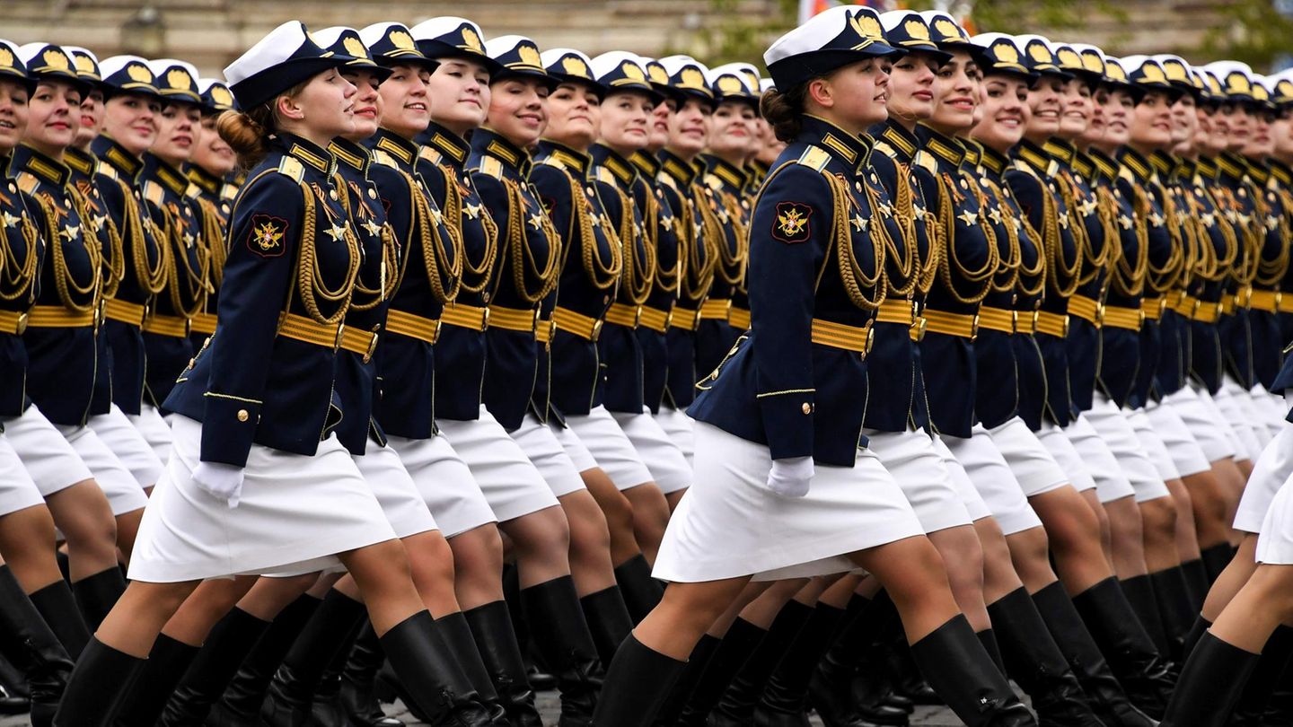 Als besonderer Hingucker marschieren auch in diesem Jahr Offiziersschülerinnen auf. In der russischen Armee gelten aber nach wie vor festgefahrene Geschlechterrollen. Frauen dienen zum größten Teil als Übersetzerinnen, Logistik- oder Finanz-Spezialistinnen.