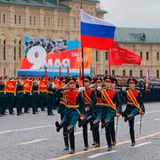 Um Punkt zehn Uhr Ortszeit beginnt die große Militärparade in Moskau. Fahnenträger marschieren im Stechschritt über den Roten Platz. Neben der russischen Flagge tragen sie auch eine sowjetische Divisionsfahne. Vor 72 Jahren hissten zwei Soldaten der Roten Armee eine solche Fahne über dem deutschen Reichstag. Seitdem gilt sie als Symbol des Sieges.